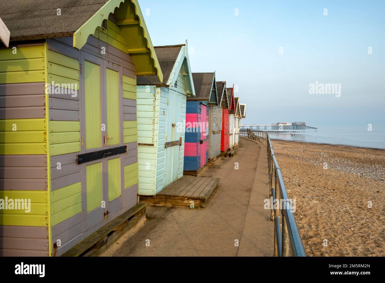 Colorate capanne sulla spiaggia di Cromer, Norfolk Foto Stock