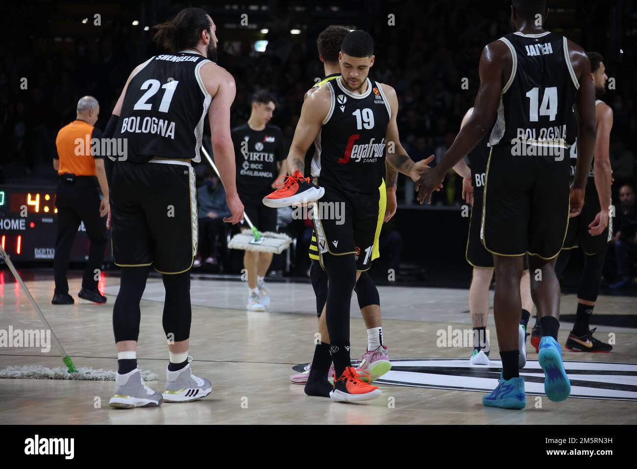 Iffe Lundberg (Segafredo Virtus Bologna) perde una scarpa durante la  partita di campionato di basket Eurolega Segafredo Virtus Bologna Vs.  Fenerbahce Beko Istanbul - Bologna, 30 dicembre 2022 a Segafredo Arena (Foto