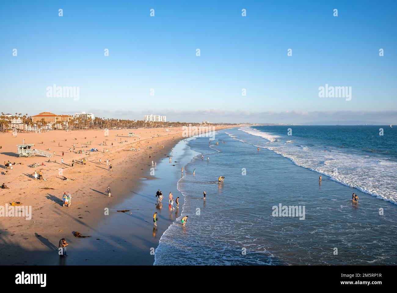 Vista aerea di persone che si godono a Venezia spiaggia e le onde che si tuffano in mare Foto Stock