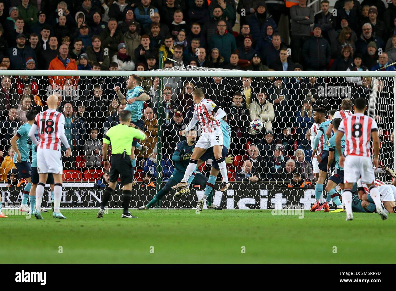 Stoke on Trent, Regno Unito. 30th Dec, 2022. Harry Clarke di Stoke City (2) dirige la palla ma vede il suo sforzo salvato dal portiere di Burnley Arijanet Muric. Partita EFL Skybet Championship, Stoke City contro Burnley al Bet365 Stadium di Stoke on Trent venerdì 30th dicembre 2022. Questa immagine può essere utilizzata solo per scopi editoriali. Solo per uso editoriale, licenza richiesta per uso commerciale. Nessun uso in scommesse, giochi o un singolo club / campionato / giocatore publications.pic di Chris Stading / Andrew Orchard sport fotografia / Alamy Live News Credit: Andrew Orchard sport fotografia / Alamy Live News Foto Stock