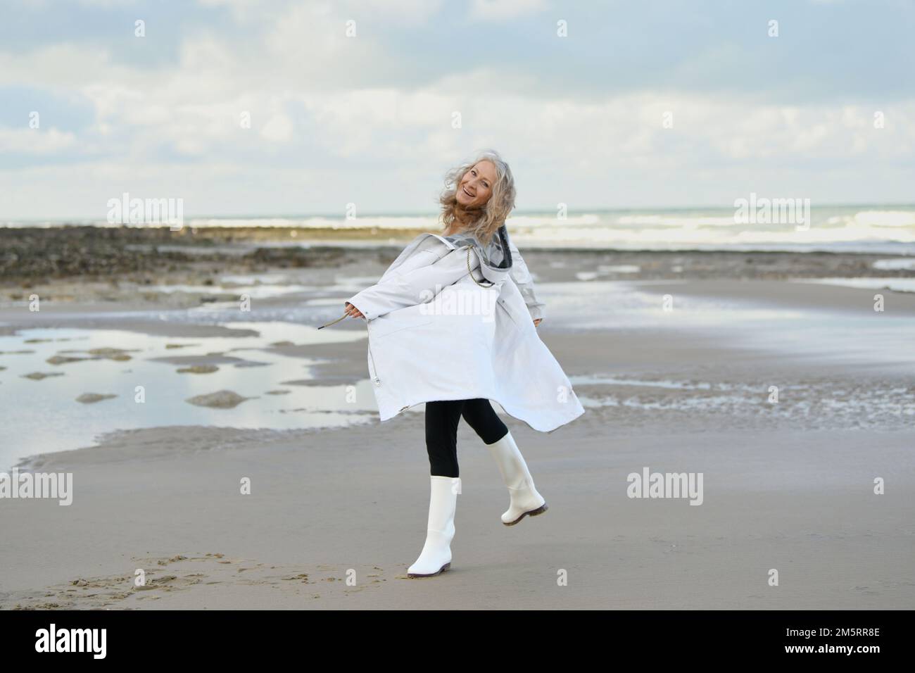 Ritratto di una donna cinquantenne con un sorriso bianco Foto Stock