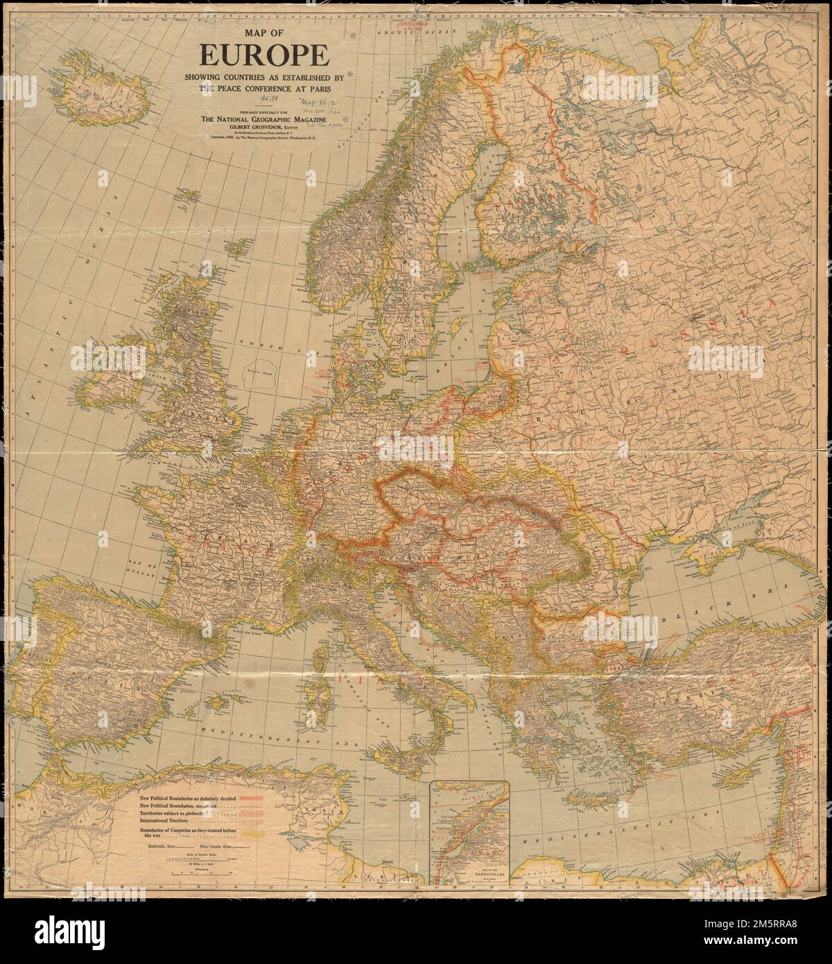 Mappa dell'Europa che mostra i paesi come stabilito dalla Conferenza di pace di Parigi. Rilievo mostrato con hachures. Pubblicato con la rivista National Geographic, febbraio 1921. Include l'inserto della carta dei Dardanelli, scala 1:1.000.000 circa. Mostra i confini dei paesi come esistevano prima della guerra, nuovi confini politici definitivamente decisi dalla conferenza, nuovi confini politici ancora in esame, territori soggetti al plebiscito e territori internazionali. Protectorates e Mandates sono mostrati... , Europa Medio Oriente, area Europa Foto Stock