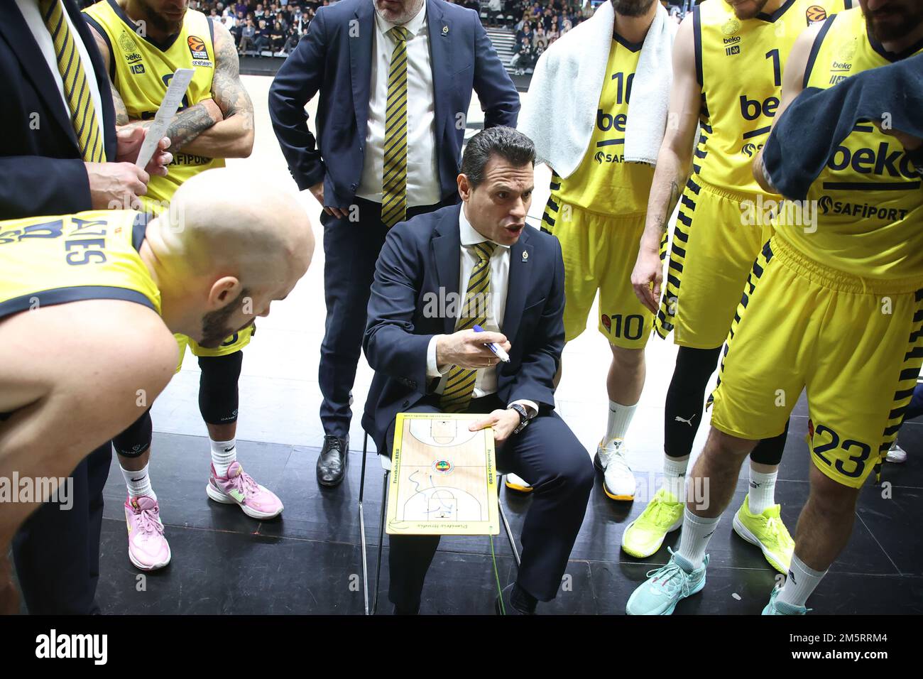 Bologna, Italia. 30th Dec, 2022. Dimitris Itoudis (allenatore capo di Fenerbahce Beko Istanbul) durante la partita di campionato di basket Eurolega Segafredo Virtus Bologna vs. Fenerbahce Beko Istanbul - Bologna, 30 dicembre 2022 presso Segafredo Arena Credit: Independent Photo Agency/Alamy Live News Foto Stock