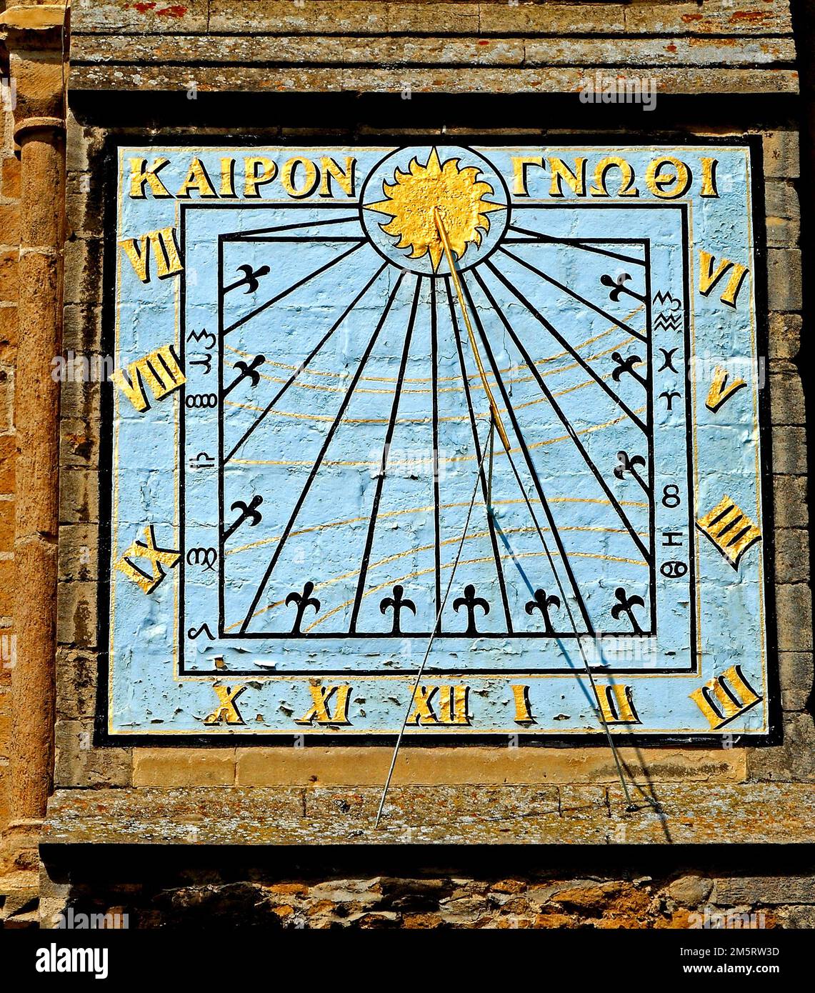 Cattedrale di Ely, Sundial sul transetto sud muro, iscrizione greca 'Know the Time', Cambridgeshire, Inghilterra, Regno Unito Foto Stock