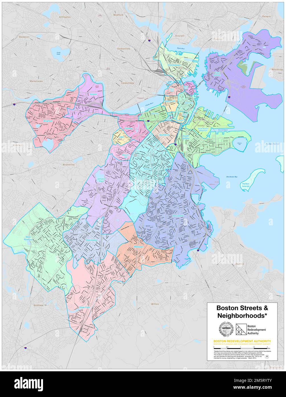 Boston Street e quartieri. "I confini delle zone limitrofe vengono creati in base al codice postale e ai confini delle zone distrettuali." Marzo 2014.. Questa mappa delinea i 26 quartieri di Boston per codice postale e confini del distretto di zoning. Boston è spesso considerata come una collezione di quartieri, ognuno dei quali riflette in modo unico chi vive e lavora lì. Questi confini definiti municipalmente vengono confrontati con quelli visualizzati nella vicina mappa “Neighborhood Consensus”, che illustra le “mappe mentali” create dai residenti per i propri quartieri. Boston Street e quartieri. Boston Street e quartieri Foto Stock