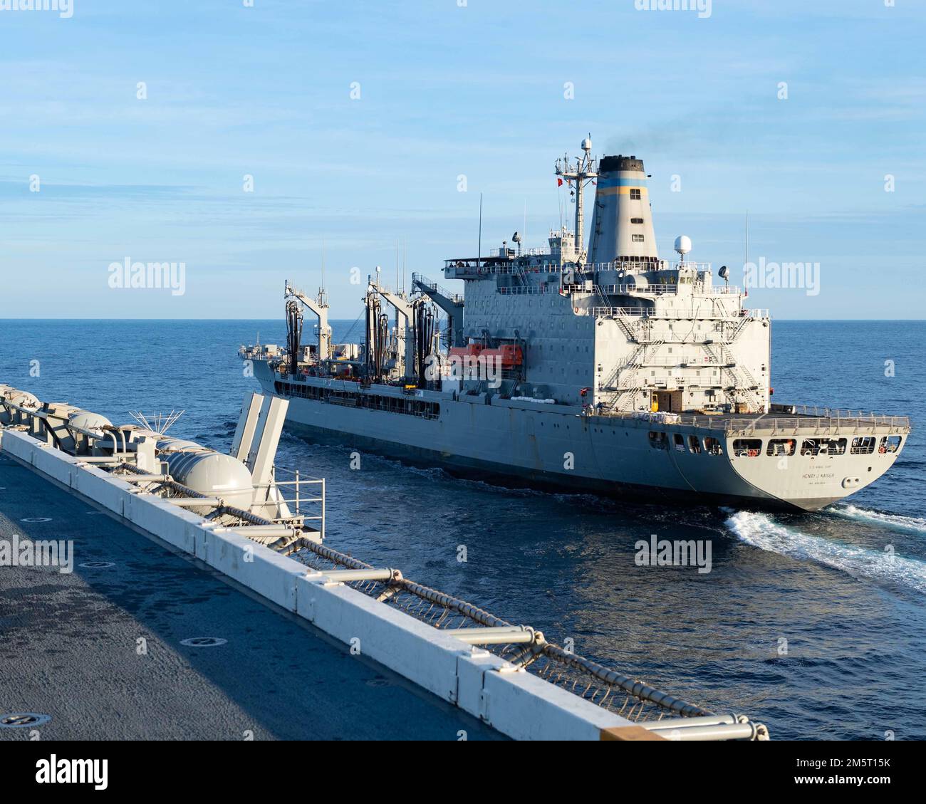 221215-N-RU001-1024 OCEANO PACIFICO (15 dicembre 2022) la portaerei di classe Nimitz USS Carl Vinson (CVN 70) effettua un rifornimento in mare con l'oliatore di rifornimento della flotta di classe Henry J. Kaiser USNS Henry J. Kaiser (T-AO 187). Vinson sta attualmente conducendo operazioni marittime di routine. (STATI UNITI Foto Navy di Mass Communication Specialist 3rd Class Micheal Mensah) Foto Stock