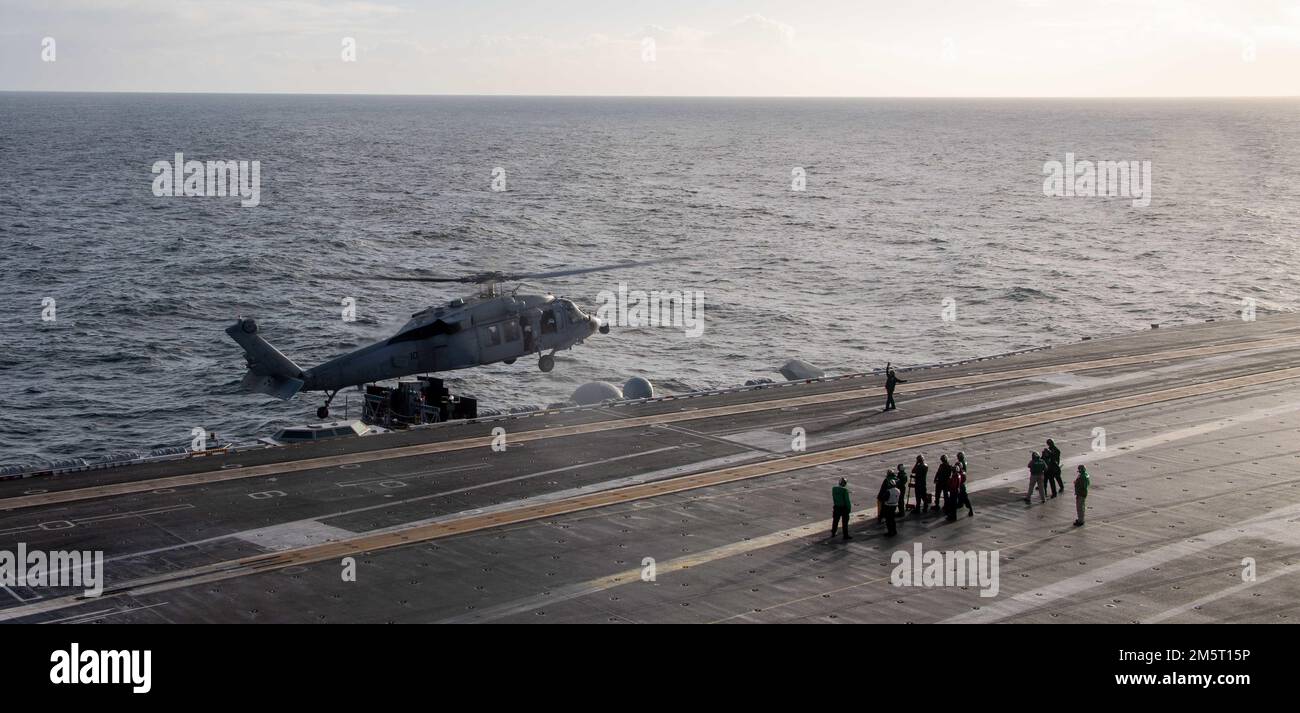 221212-N-DP708-1545 OCEANO PACIFICO (12 dicembre 2022) un falco marino MH-60s, assegnato ai “Cavalieri neri” di Helicopter Sea Combat Squadron (HSC) 4, si prepara ad atterrare sul ponte di volo della portaerei di classe Nimitz USS Carl Vinson (CVN 70). Vinson sta attualmente conducendo operazioni marittime di routine. (STATI UNITI Foto Navy di Mass Communication Specialist 3rd Class Analice Baker) Foto Stock