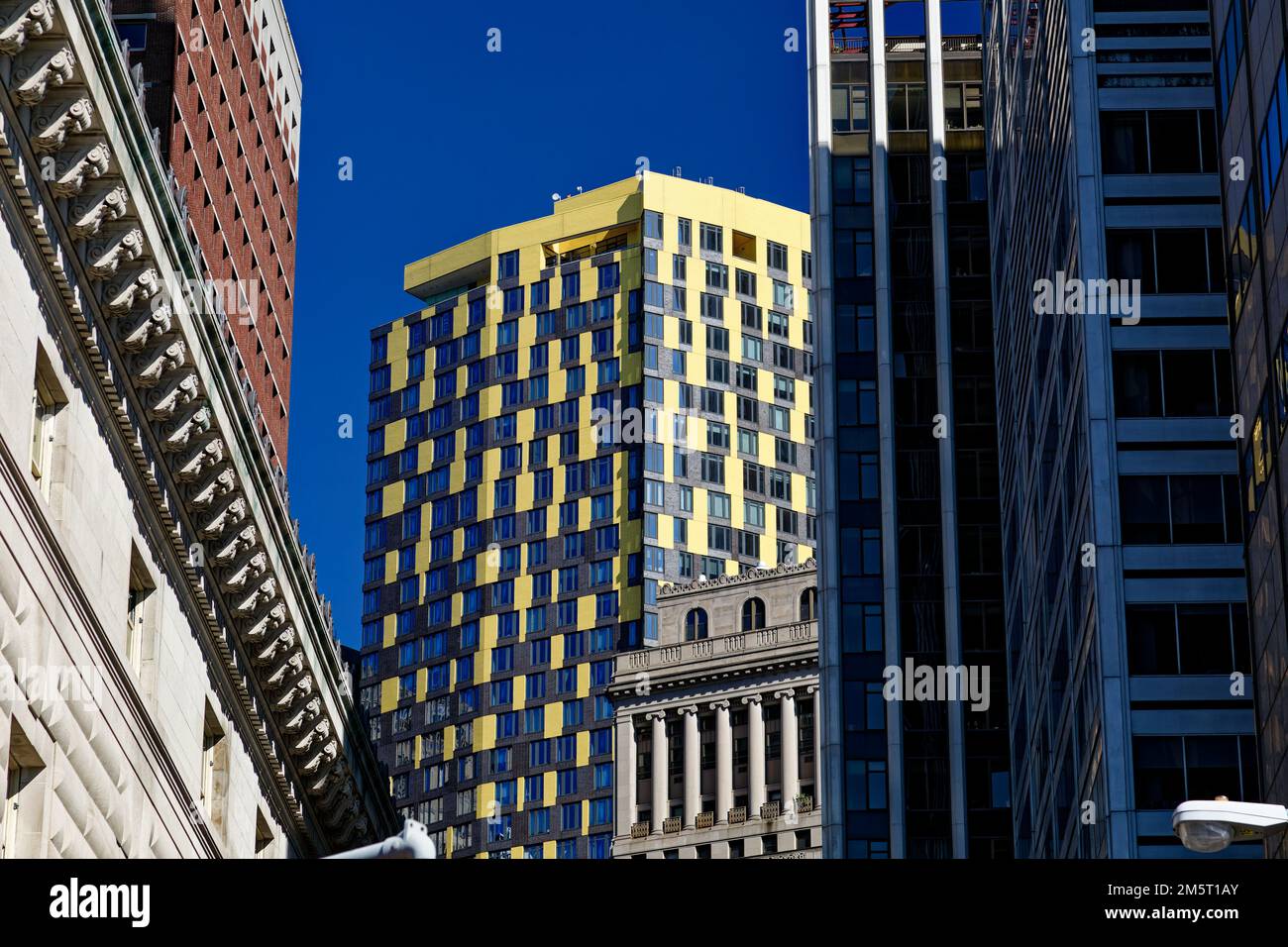 15 William Street, nota anche come William Beaver House, soprannominata "Post-it Note Building" per gli accenti di mattoni gialli. Foto Stock