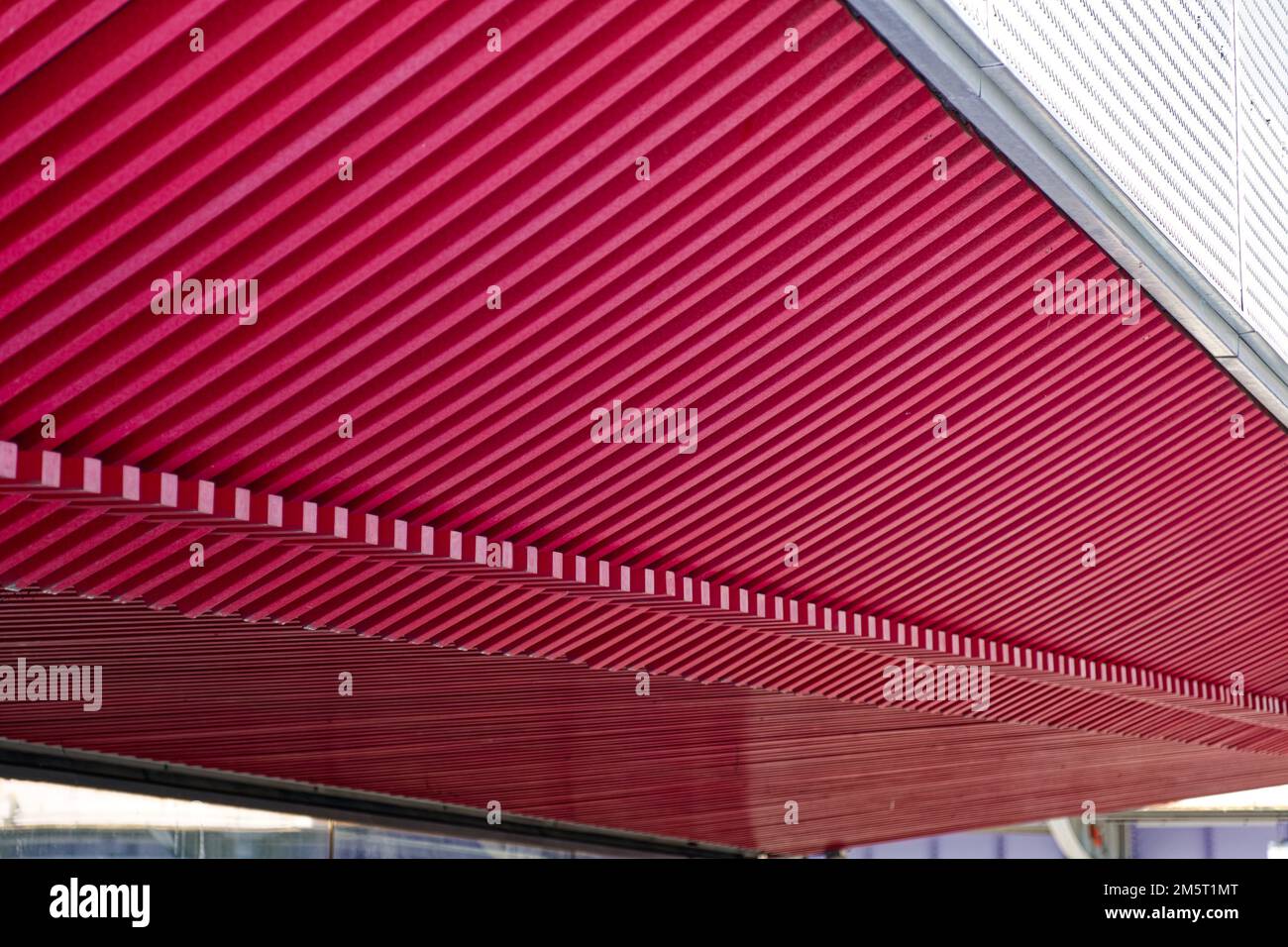 Il soffitto a coste rosse del Pier 15 ripara gli spazi per il pranzo e l'intrattenimento sottostanti. Foto Stock