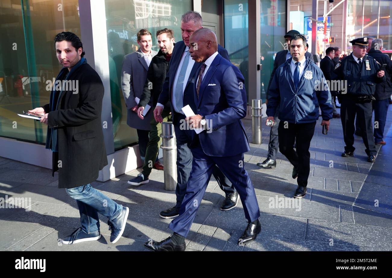 New York City, Stati Uniti. 30th Dec, 2022. Il sindaco di New York Eric Adams lascia la conferenza stampa di sicurezza di New Years Eve a Times Square il 30 dicembre 2022 a New York City, USA. I funzionari hanno delineato l'implementazione delle misure di sicurezza NYE mentre i rivelatori scendono a Times Square. Credit: Sipa USA/Alamy Live News Foto Stock