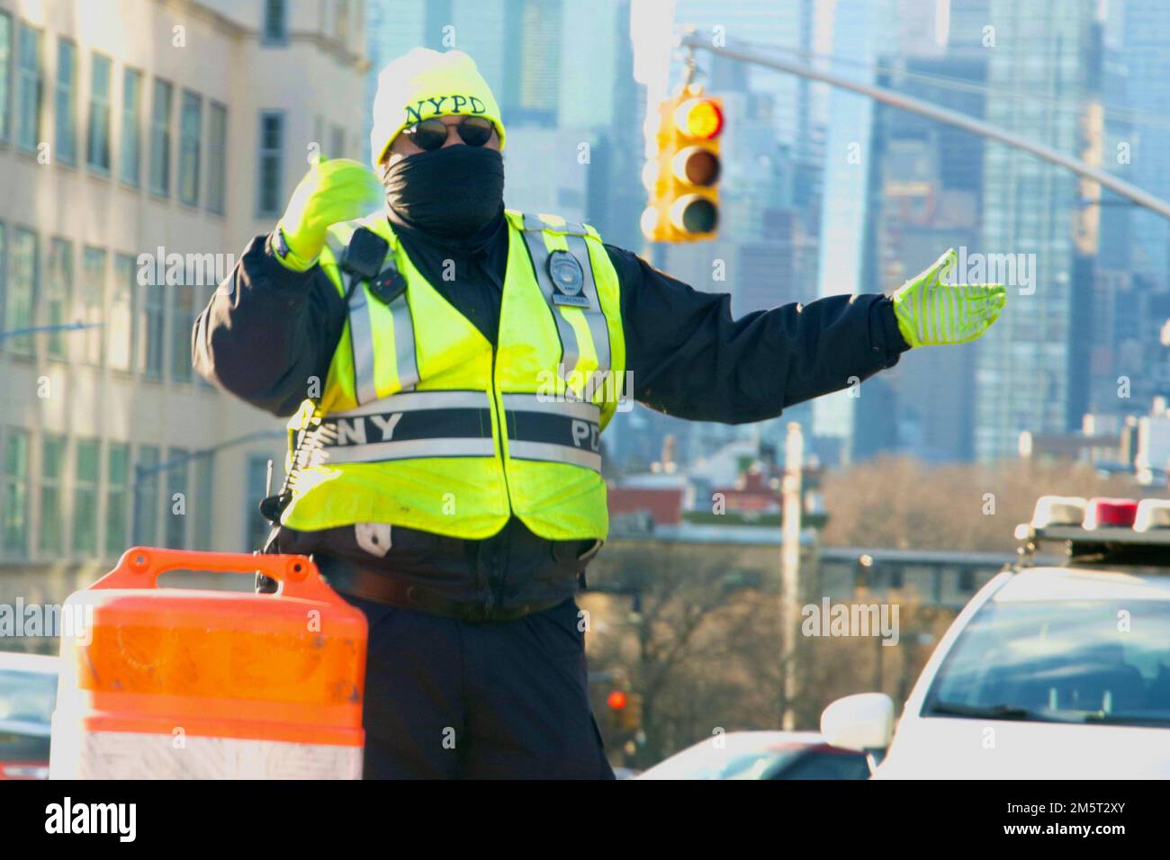 Un ufficiale che dirigeva il traffico dopo un malfunto semaforo a New York, Stati Uniti Foto Stock