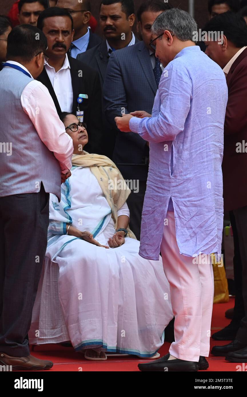KOLKATA, INDIA - DICEMBRE 30: Il ministro capo Mamata Banerjee si rifiuta di prendere posto su dias a causa di Jai Sree RAM slogan e Railways il ministro Ashwini Vaishnaw interagisce e richiede Mamata Banerjee durante le bandiere al largo del Vande Bharat Express Train da Howrah a NJP alla stazione di Howrah il 30 dicembre 2022 a Kolkata, India. Poco dopo aver eseguito gli ultimi riti di sua madre Heeraben ad Ahmedabad, il primo ministro Narendra modi ha partecipato a lavori di sviluppo pre-programmati, tra cui la segnalazione di Vande Bharat Express che collega Howrah a New Jalpaiguri, nel Bengala Occidentale, tramite videoconferenza. Questo è West Beng Foto Stock
