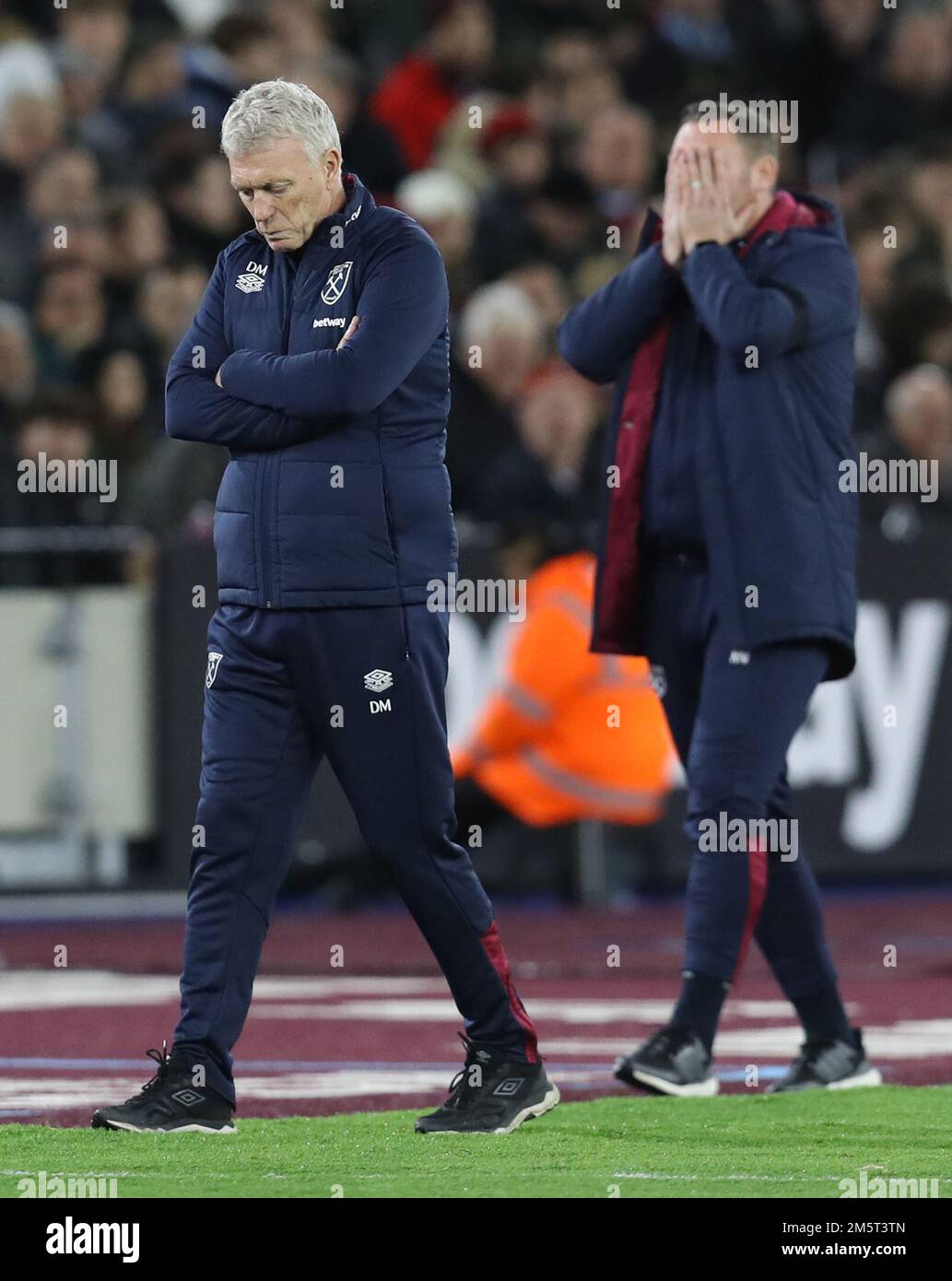 Londra, Inghilterra, 30th dicembre 2022. David Moyes, Manager del West Ham United, primo allenatore di squadra Kevin Nolan React durante la partita della Premier League al London Stadium, Londra. Il credito dell'immagine dovrebbe essere: Paul Terry / Sportimage Credit: Sportimage/Alamy Live News Foto Stock