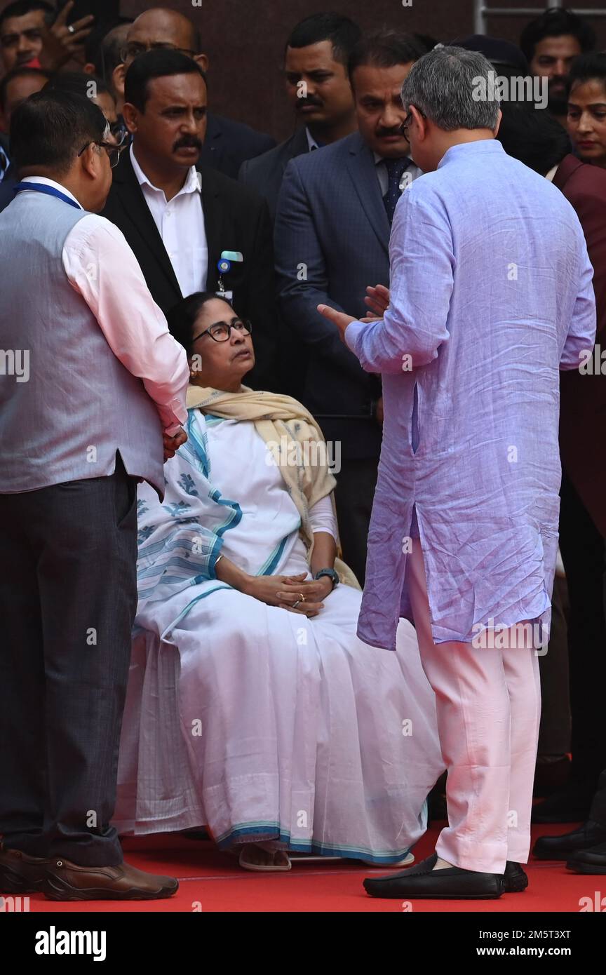 KOLKATA, INDIA - DICEMBRE 30: Il ministro capo Mamata Banerjee si rifiuta di prendere posto su dias a causa di Jai Sree RAM slogan e Railways il ministro Ashwini Vaishnaw interagisce e richiede Mamata Banerjee durante le bandiere al largo del Vande Bharat Express Train da Howrah a NJP alla stazione di Howrah il 30 dicembre 2022 a Kolkata, India. Poco dopo aver eseguito gli ultimi riti di sua madre Heeraben ad Ahmedabad, il primo ministro Narendra modi ha partecipato a lavori di sviluppo pre-programmati, tra cui la segnalazione di Vande Bharat Express che collega Howrah a New Jalpaiguri, nel Bengala Occidentale, tramite videoconferenza. Questo è West Beng Foto Stock