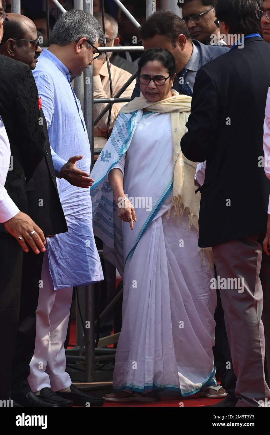 KOLKATA, INDIA - DICEMBRE 30: Il ministro capo Mamata Banerjee si rifiuta di prendere posto su dias a causa di Jai Sree RAM slogan e Railways il ministro Ashwini Vaishnaw interagisce e richiede Mamata Banerjee durante le bandiere al largo del Vande Bharat Express Train da Howrah a NJP alla stazione di Howrah il 30 dicembre 2022 a Kolkata, India. Poco dopo aver eseguito gli ultimi riti di sua madre Heeraben ad Ahmedabad, il primo ministro Narendra modi ha partecipato a lavori di sviluppo pre-programmati, tra cui la segnalazione di Vande Bharat Express che collega Howrah a New Jalpaiguri, nel Bengala Occidentale, tramite videoconferenza. Questo è West Beng Foto Stock