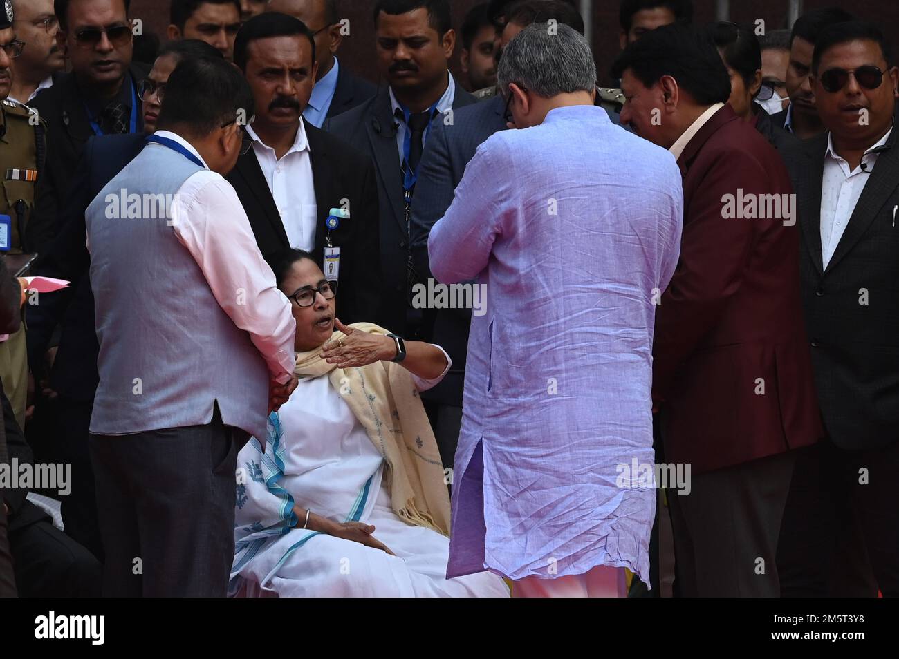 KOLKATA, INDIA - DICEMBRE 30: Il ministro capo Mamata Banerjee si rifiuta di prendere posto su dias a causa di Jai Sree RAM slogan e Railways il ministro Ashwini Vaishnaw interagisce e richiede Mamata Banerjee durante le bandiere al largo del Vande Bharat Express Train da Howrah a NJP alla stazione di Howrah il 30 dicembre 2022 a Kolkata, India. Poco dopo aver eseguito gli ultimi riti di sua madre Heeraben ad Ahmedabad, il primo ministro Narendra modi ha partecipato a lavori di sviluppo pre-programmati, tra cui la segnalazione di Vande Bharat Express che collega Howrah a New Jalpaiguri, nel Bengala Occidentale, tramite videoconferenza. Questo è West Beng Foto Stock
