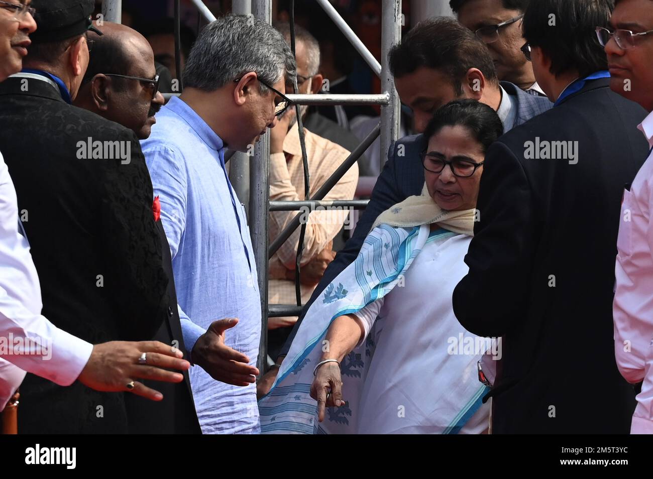 KOLKATA, INDIA - DICEMBRE 30: Il ministro capo Mamata Banerjee si rifiuta di prendere posto su dias a causa di Jai Sree RAM slogan e Railways il ministro Ashwini Vaishnaw interagisce e richiede Mamata Banerjee durante le bandiere al largo del Vande Bharat Express Train da Howrah a NJP alla stazione di Howrah il 30 dicembre 2022 a Kolkata, India. Poco dopo aver eseguito gli ultimi riti di sua madre Heeraben ad Ahmedabad, il primo ministro Narendra modi ha partecipato a lavori di sviluppo pre-programmati, tra cui la segnalazione di Vande Bharat Express che collega Howrah a New Jalpaiguri, nel Bengala Occidentale, tramite videoconferenza. Questo è West Beng Foto Stock