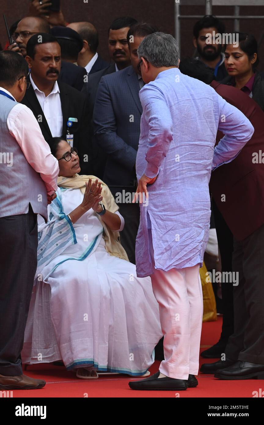 KOLKATA, INDIA - DICEMBRE 30: Il ministro capo Mamata Banerjee si rifiuta di prendere posto su dias a causa di Jai Sree RAM slogan e Railways il ministro Ashwini Vaishnaw interagisce e richiede Mamata Banerjee durante le bandiere al largo del Vande Bharat Express Train da Howrah a NJP alla stazione di Howrah il 30 dicembre 2022 a Kolkata, India. Poco dopo aver eseguito gli ultimi riti di sua madre Heeraben ad Ahmedabad, il primo ministro Narendra modi ha partecipato a lavori di sviluppo pre-programmati, tra cui la segnalazione di Vande Bharat Express che collega Howrah a New Jalpaiguri, nel Bengala Occidentale, tramite videoconferenza. Questo è West Beng Foto Stock