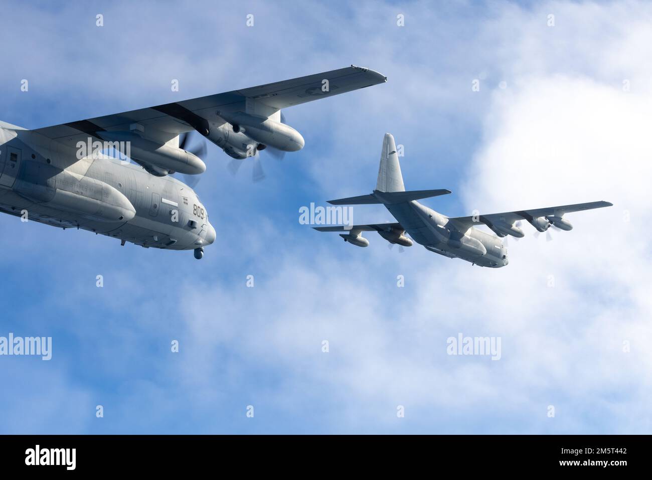 STATI UNITI Marines con Marine Aerial Refueler Transport Squadron (VMGR) 252 volare KC-130J aeroplani Hercules in formazione sulla costa del North Carolina, 29 dicembre 2022. Marines con VMGR-252 volò in formazioni e simulò una mandata di aria per aumentare la competenza tra l'equipaggio e i piloti. VMGR-252 è un'unità subordinata di 2nd Marine Aircraft Wing, l'elemento di combattimento aereo della II Marine Expeditionary Force. (STATI UNITI Corpo marino foto di CPL. Adam Henke) Foto Stock