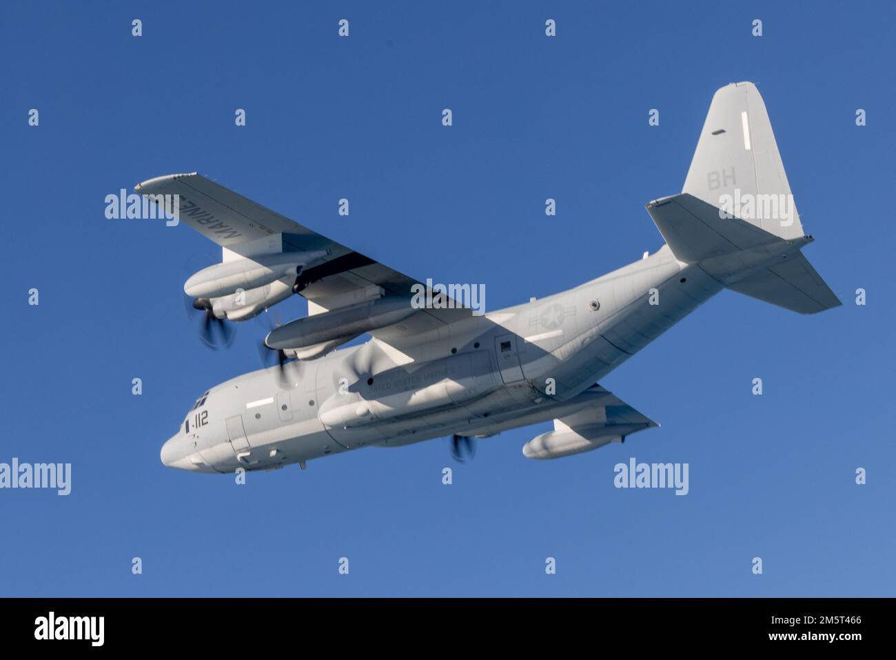 STATI UNITI Marines con Marine Aerial Refueler Transport Squadron (VMGR) 252 volare un KC-130J Hercules sulla costa del North Carolina, 29 dicembre 2022. Marines con VMGR-252 volò in formazioni e simulò una mandata di aria per aumentare la competenza tra l'equipaggio e i piloti. VMGR-252 è un'unità subordinata di 2nd Marine Aircraft Wing, l'elemento di combattimento aereo della II Marine Expeditionary Force. (STATI UNITI Corpo marino foto di CPL. Adam Henke) Foto Stock