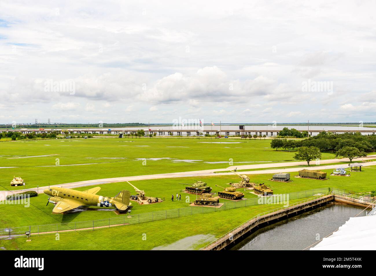 Aerei e carri armati sul terreno del Battleship Memorial Park a Mobile, Alabama USA Foto Stock