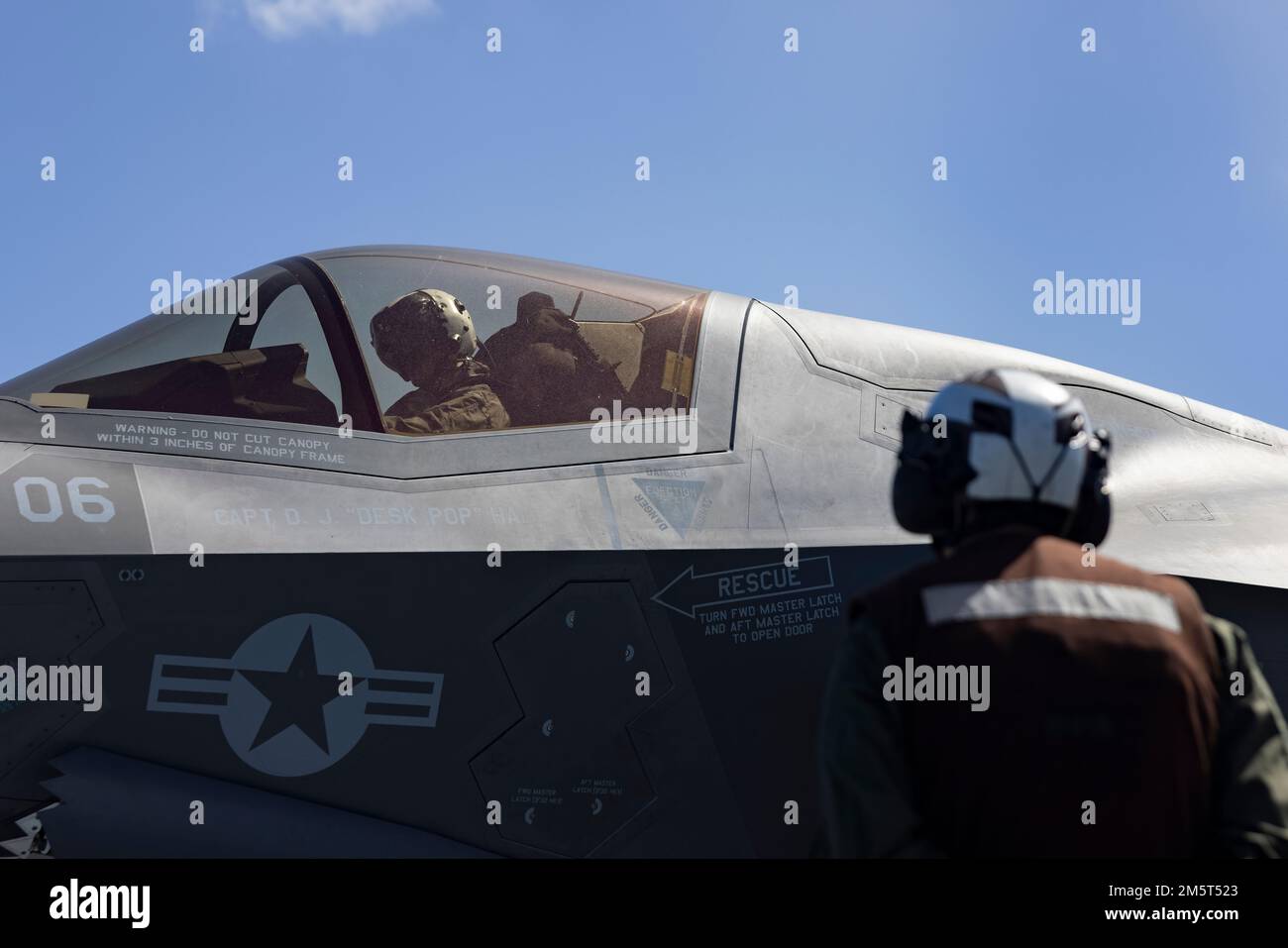 OCEANO PACIFICO (2 DICEMBRE 2022) - STATI UNITI Jacob Rea, un pilota F-35B Lightning II assegnato a Marine Fighter Attack Squadron (VMFA) 122, 13th Marine Expeditionary Unit, controlla il collegamento tra l'ordnance e l'aeromobile, dicembre 2. Una forza pronta, 13th tecnici dell'aviazione MEU armano il nostro aeromobile per consentire ai piloti di rispondere rapidamente alle minacce in tutti gli ambienti di dominio attraverso la proiezione di potenza navale. L'unità di spedizione marina del 13th è imbarcata sul Makin Island Amphibious Ready Group, composto da nave d'assalto anfibio USS Makin Island (LHD 8) e trans anfibio Foto Stock