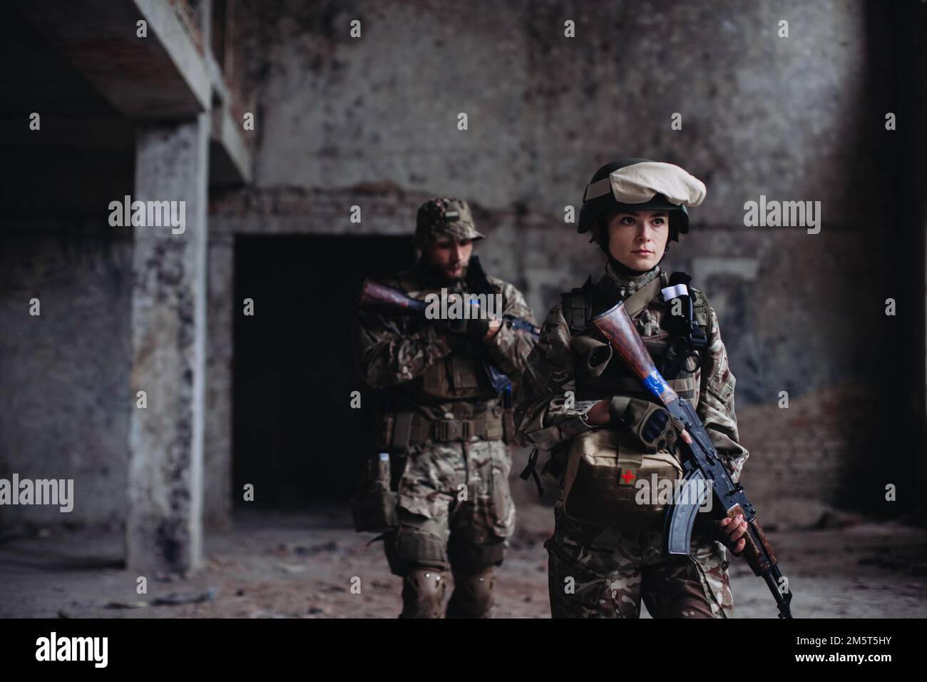L'esercito ucraino sta difendendo le sue posizioni. Fratelli in armi uomo e donna in guerra. Foto Stock