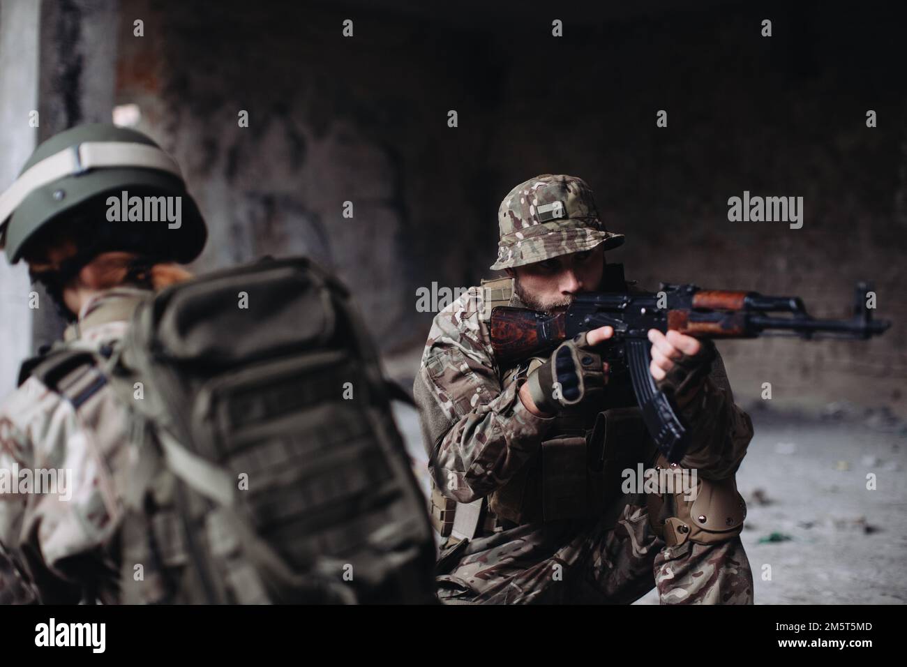 L'esercito ucraino sta difendendo le sue posizioni. Fratelli in armi uomo e donna in guerra. Foto Stock