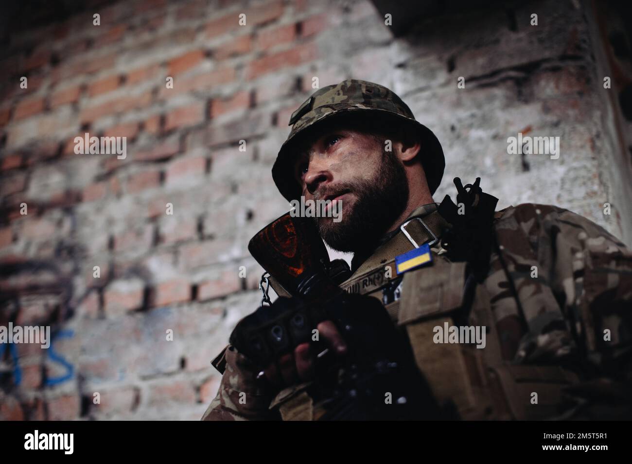 Ritratto di un soldato ucraino nella sua posizione di combattimento. Foto Stock