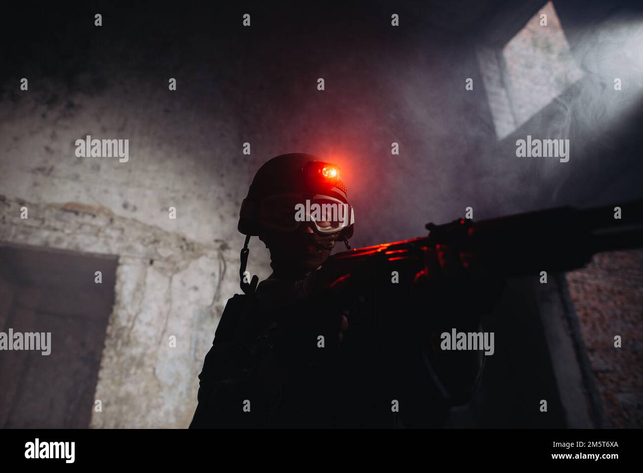 Donna Ucraina Un soldato in guerra, con un'arma nelle sue mani, mira al nemico Foto Stock