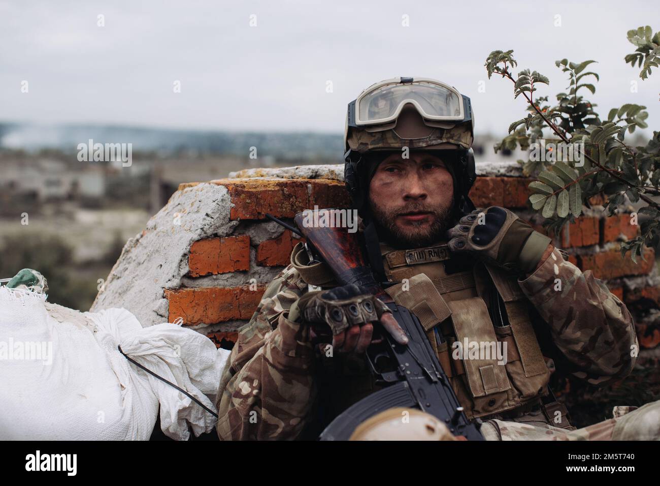 Ritratto di un soldato ucraino nella sua posizione di combattimento. Guerra tra Ucraina e Russia. Foto Stock