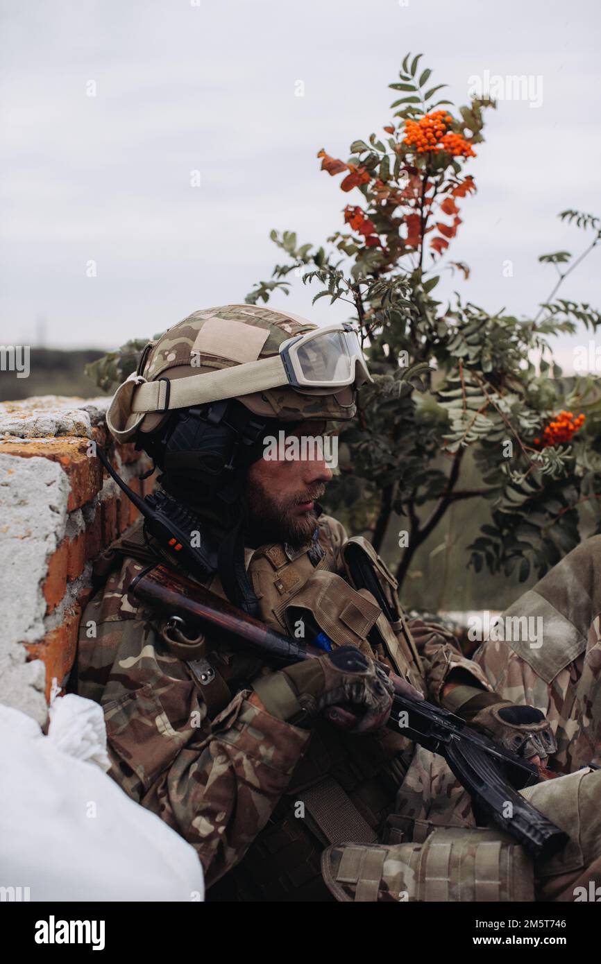 Ritratto di un soldato ucraino nella sua posizione di combattimento. Foto Stock
