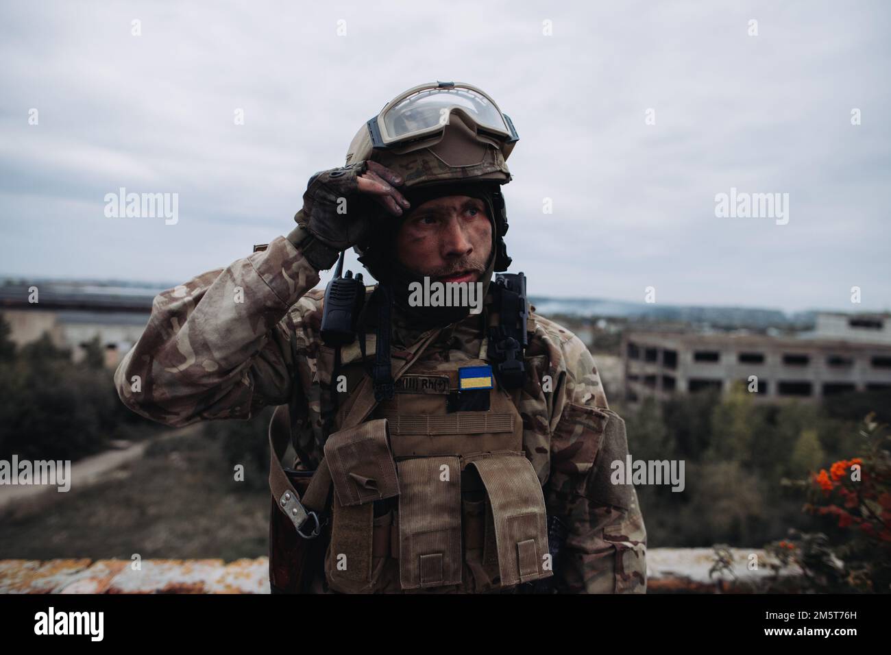 Ritratto di un soldato ucraino nella sua posizione di combattimento. Guerra tra Ucraina e Russia. Foto Stock