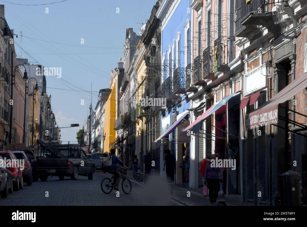 Puebla, Puebla, Stati Uniti. 9th Dec, 2022. Ci sono edifici colorati nel centro di Puebla, Messico. Venerdì 9 dicembre 2022. (Credit Image: © Mark Hertzberg/ZUMA Press Wire) Foto Stock