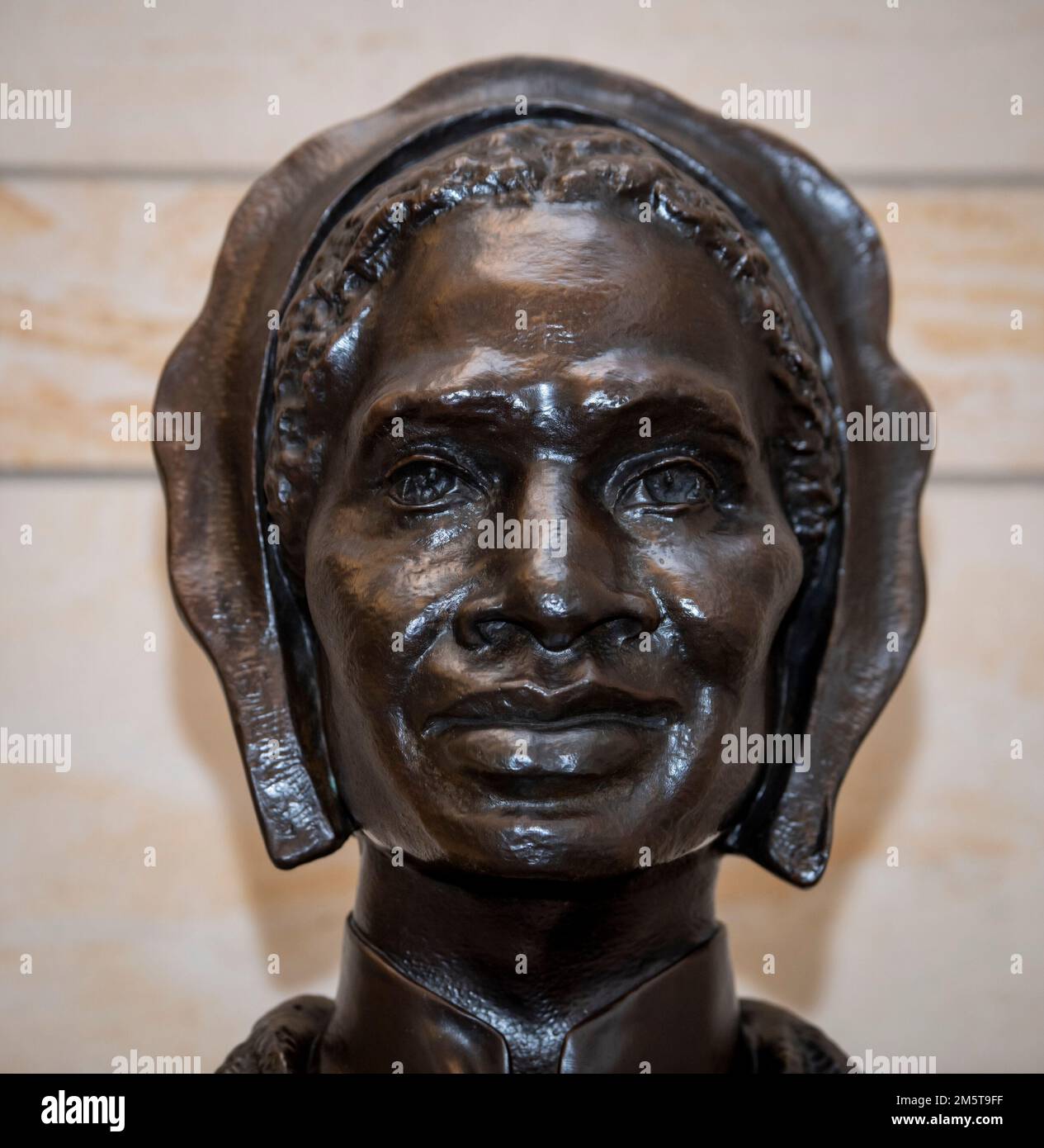 Washington DC, Stati Uniti. 30th Dec, 2022. La verità di soggiorno, la sua statua vista nel Centro visitatori del Campidoglio degli Stati Uniti, è nata in schiavitù prima di fuggire alla libertà nel 1826 e diventare un difensore parlato per l'abolizione della schiavitù, e per i diritti civili e delle donne nel diciannovesimo secolo. La sua opera di guerra civile le ha meritato un invito a incontrare il presidente degli Stati Uniti Abraham Lincoln nel 1864. Dipinti di momenti importanti nella storia degli Stati Uniti e sculture di figure storiche sono in mostra, pagando tribuna a schiavi e confederati al Campidoglio degli Stati Uniti a Washington, DC, Venerdì 30 dicembre 2022. Credito: Rod Lamkey Foto Stock