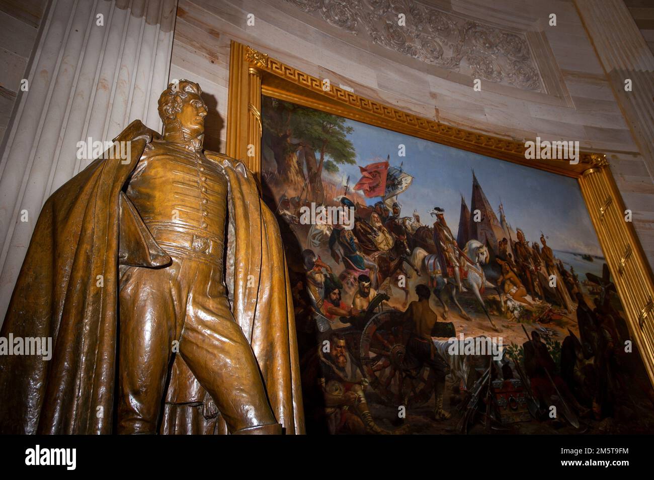 Washington DC, Stati Uniti. 30th Dec, 2022. Una statua dell'ex presidente degli Stati Uniti Andrew Jackson vista nella capitale americana Rotunda. Il cittadino privato Jackson aveva novantacinque individui schiavi che vivevano e lavoravano nella sua piantagione del Tennessee, l'Hermitage. Nel 1830 il presidente Jackson firmò la âIndian rimozione Actâ e iniziò la âTrail di lacrime.â dipinti di momenti importanti della storia americana e sculture di figure storiche sono in mostra, pagando tribuna a schiavi e confederati al Campidoglio degli Stati Uniti a Washington, DC, venerdì 30 dicembre 2022. Credit: Rod Lamkey / CNP Credit: dpa picture Alliance/Ala Foto Stock