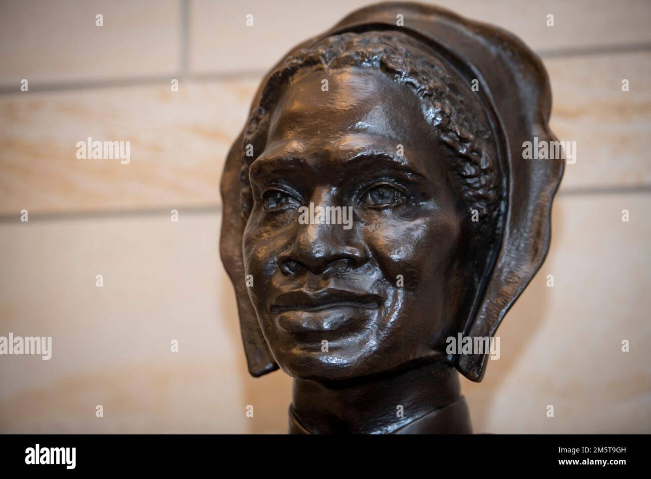 Washington DC, Stati Uniti. 30th Dec, 2022. La verità di soggiorno, la sua statua vista nel Centro visitatori del Campidoglio degli Stati Uniti, è nata in schiavitù prima di fuggire alla libertà nel 1826 e diventare un difensore parlato per l'abolizione della schiavitù, e per i diritti civili e delle donne nel diciannovesimo secolo. La sua opera di guerra civile le ha meritato un invito a incontrare il presidente degli Stati Uniti Abraham Lincoln nel 1864. Dipinti di momenti importanti nella storia degli Stati Uniti e sculture di figure storiche sono in mostra, pagando tribuna a schiavi e confederati al Campidoglio degli Stati Uniti a Washington, DC, Venerdì 30 dicembre 2022. Credito: Rod Lamkey Foto Stock