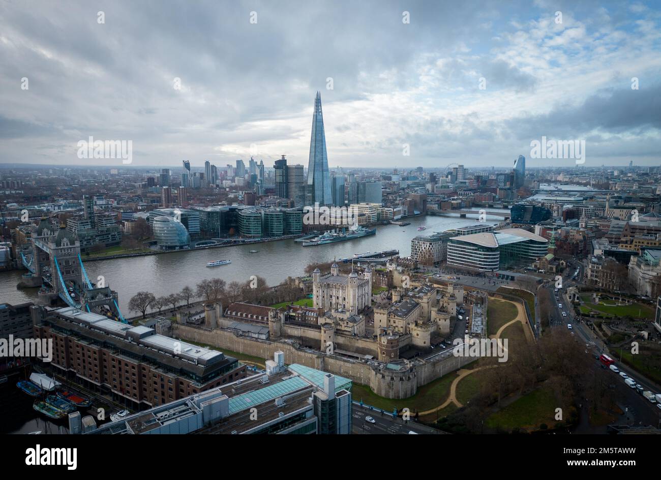 La Torre di Londra dall'alto con vista sulla città - LONDRA, Regno Unito - 20 DICEMBRE 2022 Foto Stock