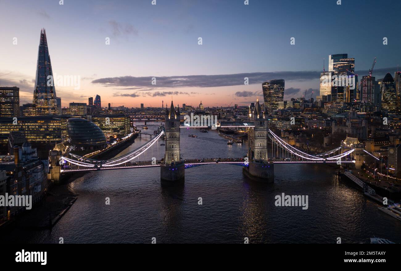 Londra con il Tamigi e il Tower Bridge - incredibile vista aerea in serata - LONDRA, Regno Unito - 20 DICEMBRE 2022 Foto Stock