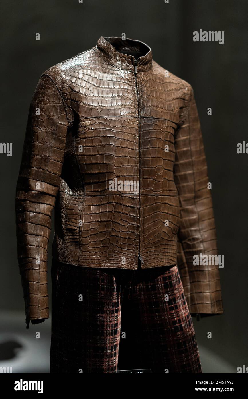 Italia, Milano - 04 dicembre 2022: Spazio espositivo permanente con abiti e costumi di lusso. Armani Silos, lo spazio dell'arte della moda dedicato al Foto Stock
