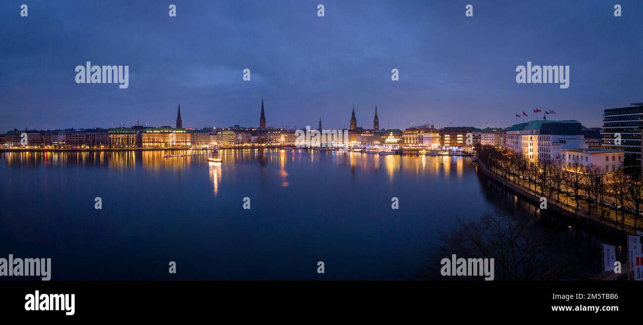 Vista panoramica sul centro di Amburgo di notte Foto Stock