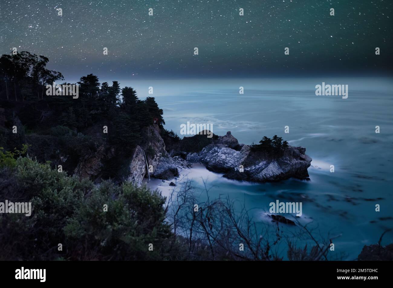Cascate di McWay. Cascate McWay a Julia Pfeiffer Burns state Park Big sur California. Foto Stock