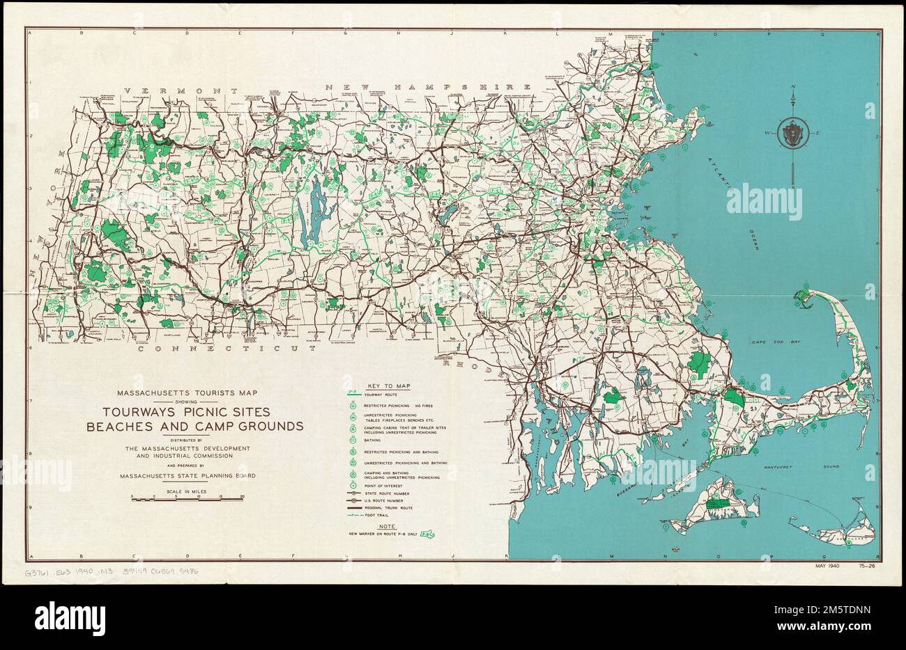 Mappa dei turisti del Massachusetts : mostra le visite turistiche, i siti per picnic, le spiagge e i campi da campeggio. Maggio 1940 75-26--inferiore destra. Elenco delle spiagge pubbliche, dei luoghi di picnic, dei campeggi e dei punti di interesse e indice dei percorsi turistici in verso.... , Massachusetts Foto Stock