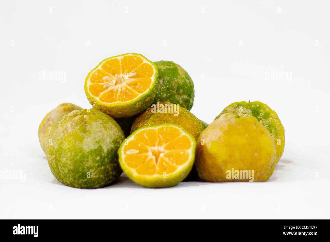 gruppo di limoni su fondo bianco Foto Stock