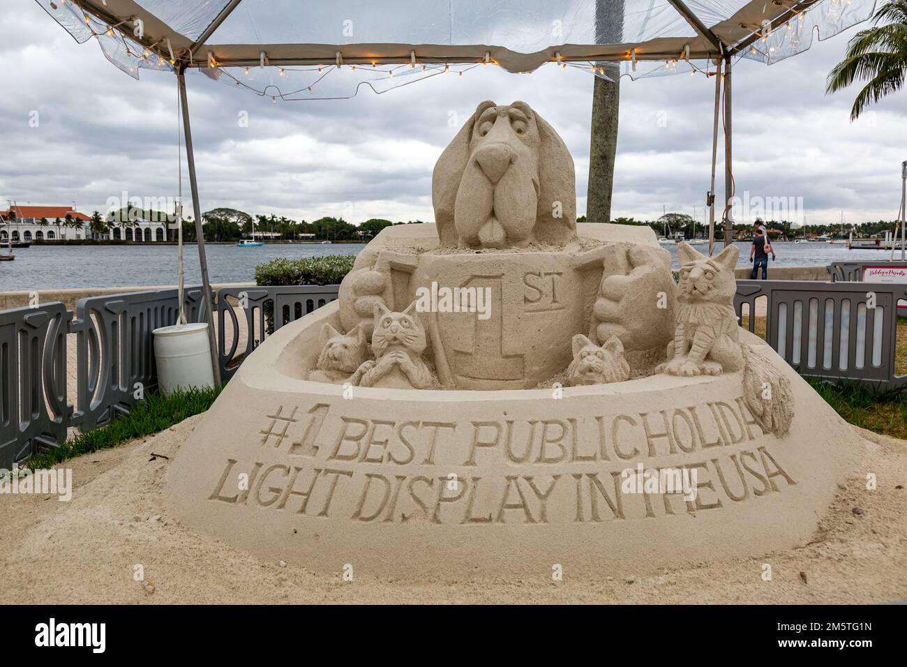 Una scultura di sabbia di Mark Mason e del Team Sandtastic celebra il premio per la migliore esposizione di luci per le feste pubbliche negli Stati Uniti a West Palm Beach, Florida. Foto Stock