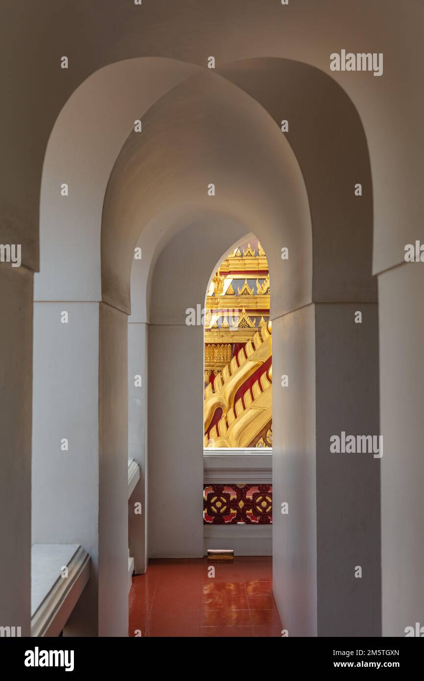 Geometria interna di Loha Prasat a Wat Ratchanatdaram Woravihara (Tempio della nipote reale) - Tempio buddista tailandese a Bangkok, Thailandia. Foto Stock