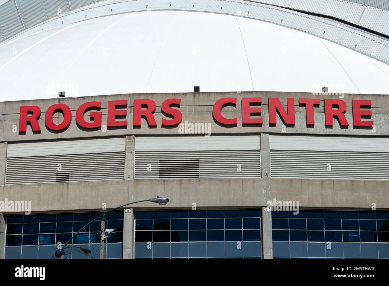 Toronto, ON, Canada – 17 dicembre 2022: Il Rogers Centre è uno stadio polivalente con tetto apribile nel centro di Toronto, Ontario, Canada Foto Stock