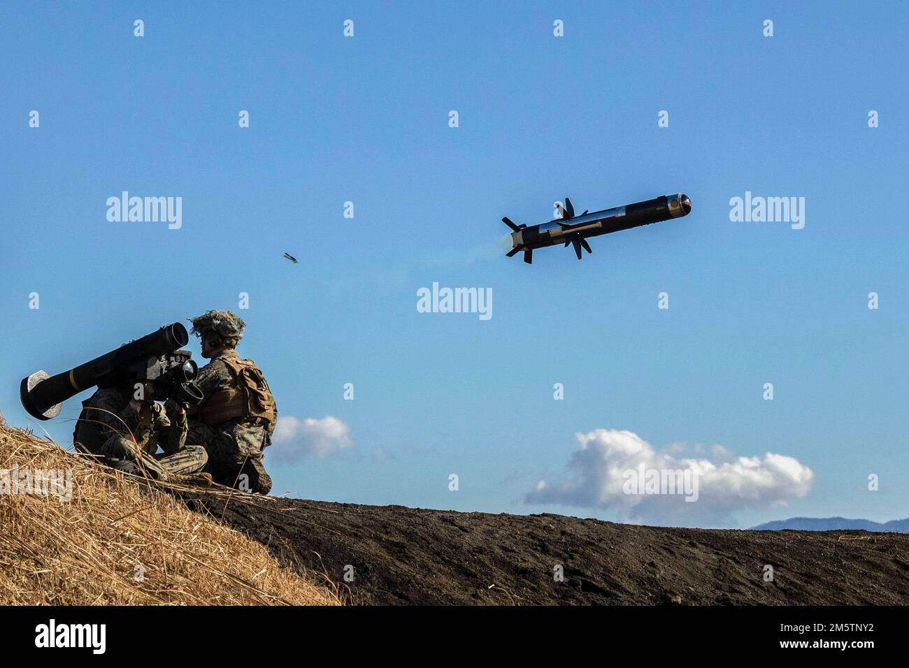 Campo Fuji, Giappone. 15th Dec, 2022. STATI UNITI Marines con 1st battaglione, 2D Marines sparano un missile anticarro FGM-148 Javelin a spalla durante Fuji Viper 23,1 al Combined Arms Training Center, Camp Fuji, Giappone, Dicembre. 15, 2022. Esercizio Fuji Viper esemplifica un impegno per una formazione realistica che produce forze letali, pronte e adattabili in grado di decemberentalizzare le operazioni in un'ampia gamma di missioni. 1/2 è schierato in avanti nell'Indo-Pacifico sotto 4th Marines, 3D divisione marina come parte del programma di distribuzione dell'unità. (Foto di Lance CPL. Jaylen Davis) (Credit Image: © U Foto Stock