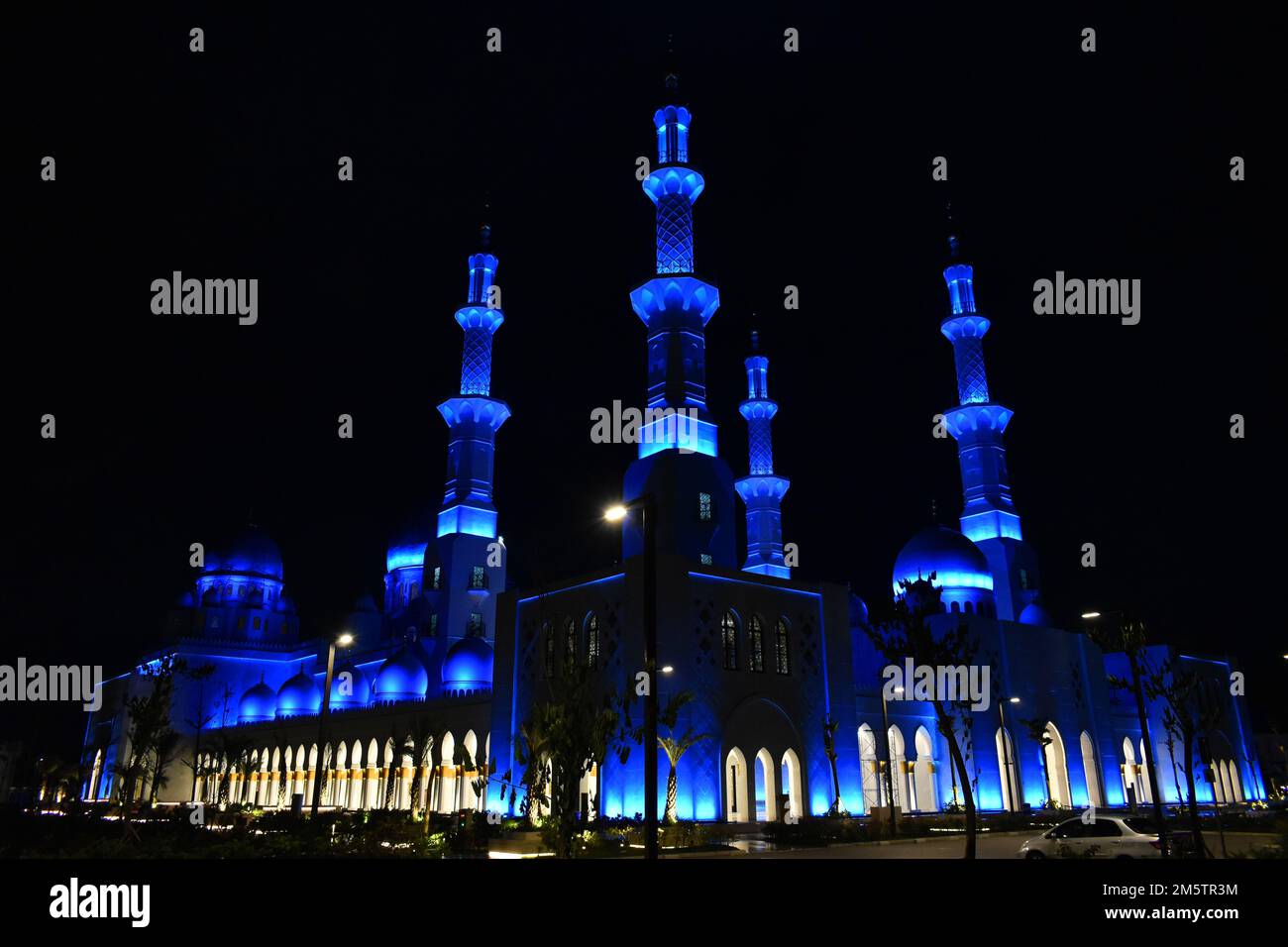 Vista notturna della Moschea Sheikh Zayed a Surakarta, Giava Centrale, Indonesia Foto Stock