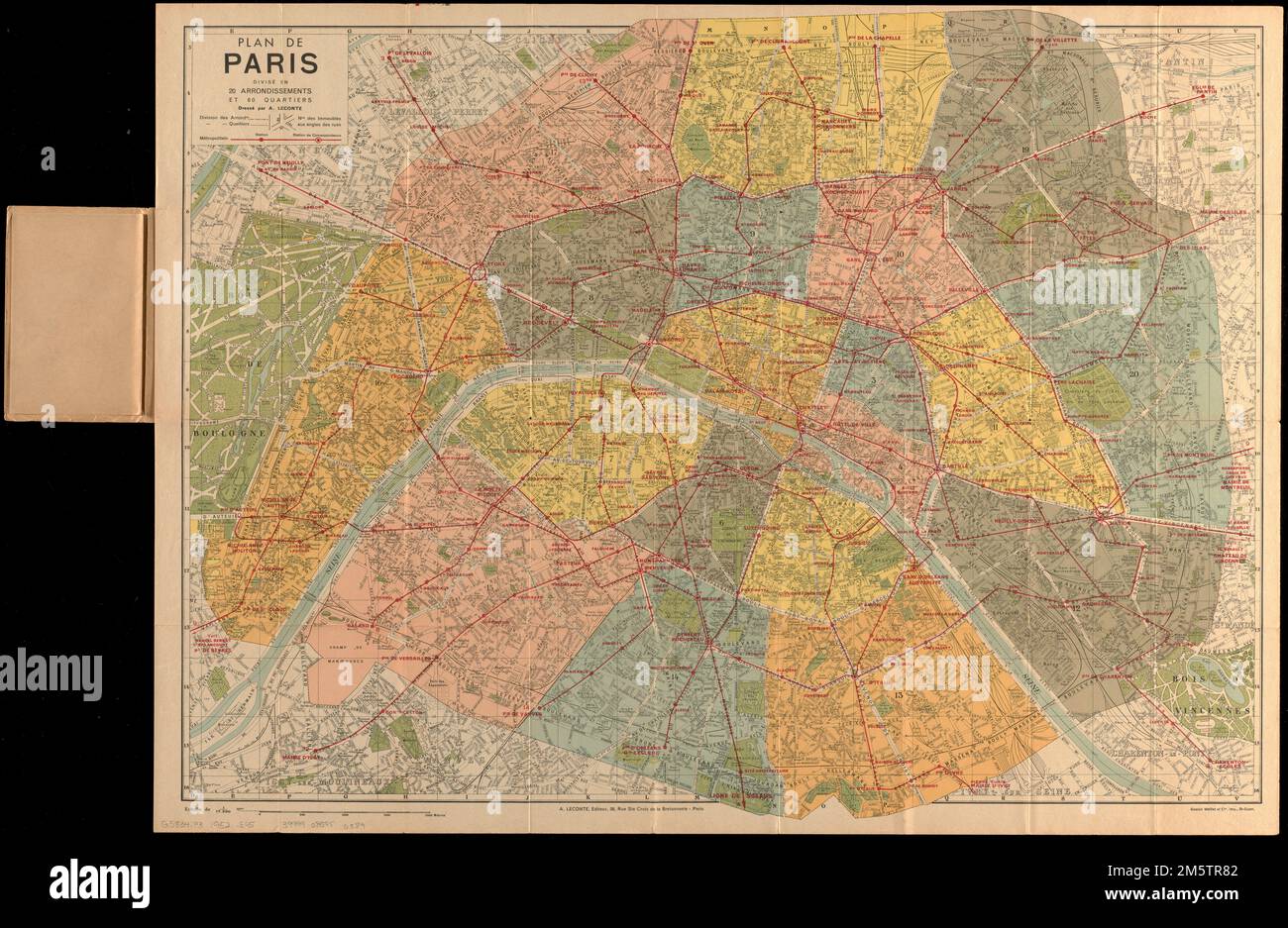 Plan de Paris divisé en 20 arrondissement et 80 quartier. Data di pubblicazione stimata dal sistema della metropolitana. Indica i numeri degli indirizzi agli angoli. Allegata alla copertina interna del testo di accompagnamento è una mappa intitolata 'Metropolitain' che mostra il sistema della metropolitana... Paris au 1/17.500ème en 8 couleurs Tracé complet des rue de Paris et du métropolitain. Paris au 1/17.500ème en 8 couleurs Tracé complet des rue de Paris et du métropolitain, France , Île-de-France ,region , Paris Foto Stock